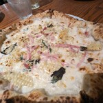 Trattoria Pizzeria  Appetito - 生クリーム、コーン、ハムなどの具材たっぷりでモッツァレラチーズが美味しい(≧∀≦)