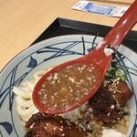 丸亀製麺 - 【2023.9.5(火)】てりやきタル鶏ぶっかけうどん（並盛・冷）790円→760円のスープ