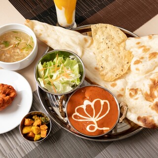 Curry set with a choice of spiciness from sweet to extremely spicy♪ 23 types of naan available