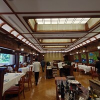 レストラン カスケード - 華麗なステンドグラスや彫刻は竣工当時のままです　