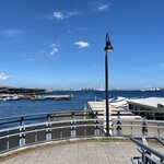 THE WHARF HOUSE - 山下臨港線プロムナードのスロープを下ります