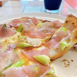 OMACHI Pizza - トロっとした卵の黄身と
                        みずみずしいアスパラのバランスが◎
