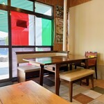OMACHI Pizza - 手狭な空間であるのに
      テーブルと椅子は、ちゃんとしてます