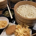 Marugame Seimen - コロッケと野菜かき揚げ！