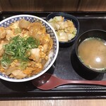 Yoshinoya - 【期間限定】親子丼 (大盛)+お新香セット