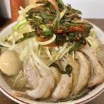 ラーメン二郎 - 小ぶた（980円）＋ネギ（100円）＋ニラキムチ（100円）＋味付玉子（100円）、ニンニク・辣油