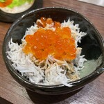 鉄板屋ゆずりは - しらすといくらと辛味大根