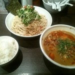 薬膳カレーつけ麺　特盛850円とライス100円