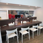 麺創房LEO - 広く、奥行きのあるカウンター席。