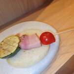 炭火とワインと純米酒 King Momo - 炭火串焼 ズッキーニとトマトベーコン