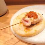 炭火とワインと純米酒 King Momo - 炭火串焼 レア焼き　むね梅肉