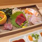 炭火とワインと純米酒 King Momo - お造り人気盛り　旬の鮮魚　五種