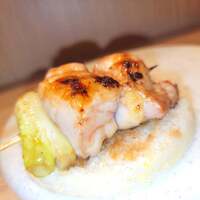 炭火とワインと純米酒 King Momo - 炭火串焼 レア焼　ネギま