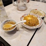 餃子の王将 武蔵浦和店 - キムチチャーハンに付いている生姜味のスープ美味