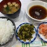 天ぷら 雷屋 - スタンバイされたライスセット
            取り分けたイカの塩辛と高菜漬け