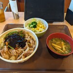 すき家 - 黒マー油ニンニクの芽牛丼 大盛とサラダセット