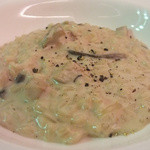 「イタリア産熟成米を使った  
          イタリア産フレッシュポルチーニのリゾット」
          ：甘く、ナッツにも似た
          ポルチーニの芳醇な風味と
          パルミジャーノのふくよかな旨み！
          