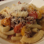 「マッケロンチーニ　
          サルシッチャと根岸農園のミニトマトのソース」
          ：プリッとコリッと♪ミニトマトの甘酸っぱさと、
          サルシッチャの熟成した旨みが
          す～っと伝わり、
          パルミジャーノのコクがふんわり。
          