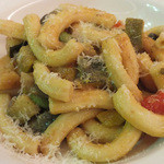 「自家製マカロニ  夏野菜のラグー」：自家製マカロニが躍動♪
          なす・ズッキーニ・パプリカ・枝豆・セロリが
          野菜のまろやかな旨味と澄んだ甘み♪
          