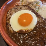 びっくりドンキー 新潟亀貝店 - 300gの大きなハンバーグに目玉焼き。そしてカレーがかかった鉄板メニュー