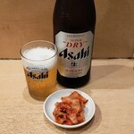 岳陽 - ビール（中・550円）はキムチのお通し付