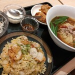 台湾焼小籠包 玉龍 - 台湾ラーメンと油淋鶏炒飯のセット、1089円。