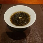 神楽坂 鉄板焼 向日葵 - 岩もずくの酢のもの。しっかりとしたコリコリの歯ごたえです。