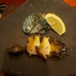 神楽坂 鉄板焼 向日葵 - バターをまとい、美味しく変身したあわびさん。肝はツレにプレゼント♪