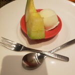 神楽坂 鉄板焼 向日葵 - メロンと塩ミルクアイスのデザート♪　メロンはちょい苦手なのでツレに一切れプレゼント。塩ミルクアイス、クセになりそうな味でした。