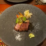 神楽坂 鉄板焼 向日葵 - ツレのミディアム、一切れ食べたとこ。