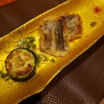 神楽坂 鉄板焼 向日葵 - 鱧とズッキーニの鉄板焼き。外はカリカリ、中は柔らかくて、いきなり白メシが食べたくなりました。