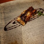 神楽坂 鉄板焼 向日葵 - 蒸してから焼いた穴子の下にはクリームチーズが！山椒を付けると美味しさマシマシ。白メシポイント入りました～♪