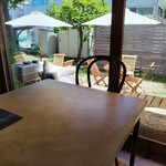 茶室 雨ト音 - テラス席、暑くなければ気持ち良いのに。