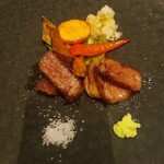 神楽坂 鉄板焼 向日葵 - ウェルウェルダンダンはカリっとしながらも柔らかい。脂も甘～い♡　ワサビ&塩はシンプルで美味しい。誰か私に白メシをください！！