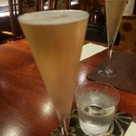 神楽坂 鉄板焼 向日葵 - ツレのバースデーディナー。まずはシャンパンで乾杯～♪　(^_^)／▼☆▼＼(^_^)　なみなみと注がれたグラスをソロリソロリと持ってきてくださる姿に、いきなり和んでしまいました。