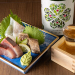 魚と日本酒 uchi  - お刺身3種盛りと日本酒