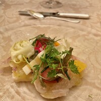 クイーン・アリス 横浜店 - 白身魚の前菜。フルーツ添え。