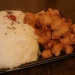 唐揚げ弁当　にんにく醤油（メガMAX）…950円