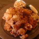 「唐揚げ弁当　にんにく醤油（メガMAX）」のおかずをお皿に盛り付けるとこんな感じに