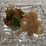 中国飯店 - クラゲの冷菜
      ホルモンの四川風辛味和え