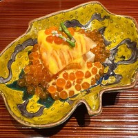 京味 もと井 - イクラ　サーモンの炙り　黄身酢和え　つる紫