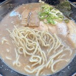 らーめん 与七 - 麺(カタ)