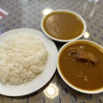 DEWAN - カレー奥がダルパラック、手前がスパイシーチキン(ご飯は軽め)