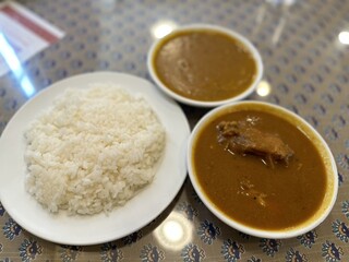 DEWAN - カレー奥がダルパラック、手前がスパイシーチキン(ご飯は軽め)