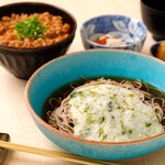 とろろ蕎麦と　そぼろ丼