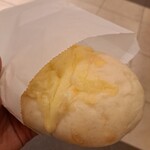 ブーランジェリーボヌール - ハイジの白パンinたっぷりチーズ