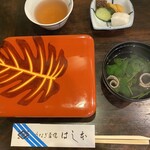 Unagi Hashimoto - 鰻重が提供されました。モンステラの葉が描かれていました