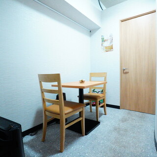 店内に個室の喫煙所がございます。
                                          