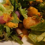 MOKICHI FOODSGARDEN - サラダは、ニンジンのドレッシング、温かいお豆(種類豊富)と、カボチャのフリットが入っていた。