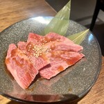 はなぶさ精肉店 - A5黒毛和牛みかわ牛 極上カルビ（1180円）